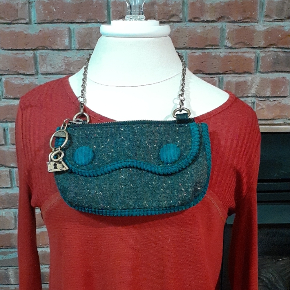 Gap small clutch purse with detachable short chain